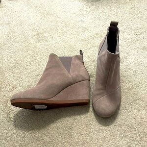 Tom’s wedge booties